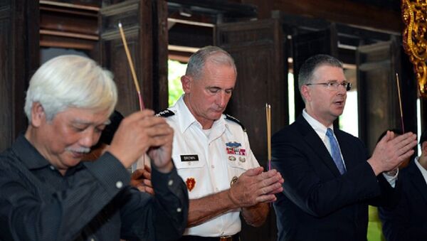 Tư lệnh Lục quân Mỹ tại khu vực Thái Bình Dương (giữa) cùng Đại sứ Mỹ tại Việt Nam dâng hương trong đền thờ Hai Bà Trưng. - Sputnik Việt Nam
