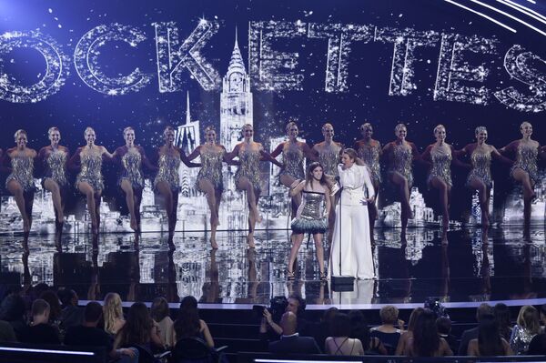 Các nữ diễn viên Mỹ Anna Kendrick và Blake Lively cùng đoàn vũ nữ New York The Rockettes trong lễ trao giải MTV Video Music Awards tại New York - Sputnik Việt Nam