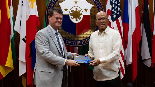 Trợ lý Thư ký An ninh Quốc gia Mỹ Randall Schriver tại Manila - Sputnik Việt Nam