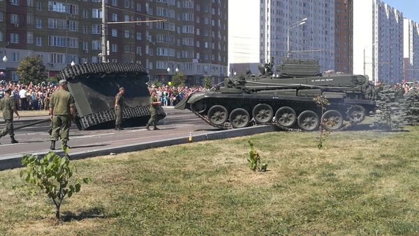 Sau cuộc diễu hành ở Kursk, xe tăng T-34 bị đổ nghiêng khi lên bệ - Sputnik Việt Nam