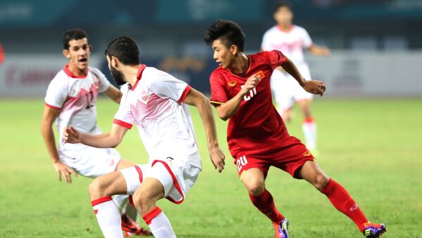 Tiền vệ Văn Đức (số 20) trong vòng vây của hậu vệ Olympic Bahrain. - Sputnik Việt Nam