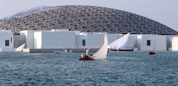 Ngư dân đánh cá gần Bảo tàng Louvre Abu Dhabi, UAE - Sputnik Việt Nam