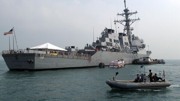 A patrol boat guards the USS The Sullivans (DDG-68) - Sputnik Việt Nam