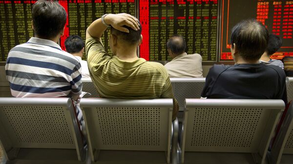 Các nhà đầu tư Trung Quốc trước bảng giá cổ phiếu trên thị trường chứng khoán Bắc Kinh - Sputnik Việt Nam