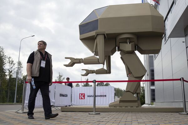 Robot biết đi thẳng người điều khiển được, phát triển của tập đoàn Kalashnikov tại triển lãm “Quân đội Nga-ngày mai” trong khuôn khổ diễn đàn kỹ thuật quân sự quốc tế lần thứ Tư “Quân đội-2018” - Sputnik Việt Nam