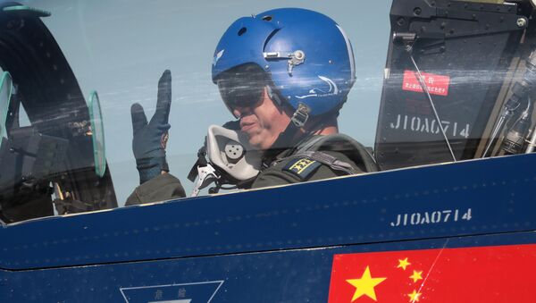 Nhóm phi công biểu diễn của Trung Quốc “Ngày 1 tháng Tám” trên tiêm kích đa mục đích 6xJ-10 thế hệ thứ tư trong khuôn khổ diễn đàn kỹ thuật quân sự quốc tế lần thứ Tư “Quân đội-2018”  - Sputnik Việt Nam
