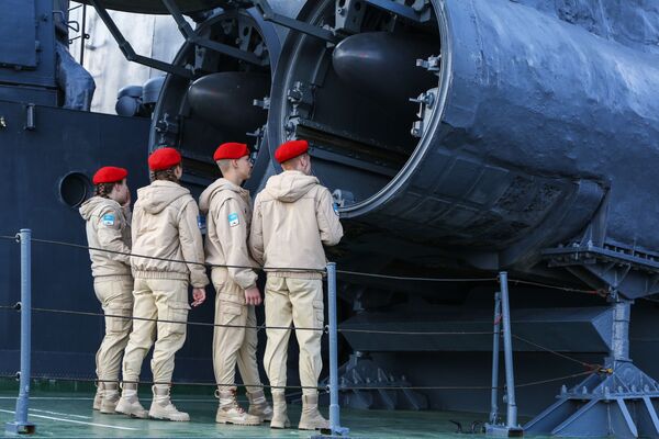 Các thành viên của phong trào xã hội quân sự yêu nước đang ngắm tổ hợp tên lửa chống tàu P-120 “Malakhit” trên tàu tên lửa cỡ nhỏ “Aisberg - Sputnik Việt Nam