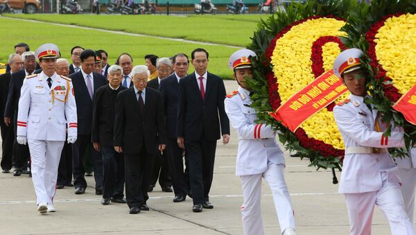 Đoàn đại biểu Đảng, Nhà nước đến đặt vòng hoa và vào Lăng viếng Chủ tịch Hồ Chí Minh. - Sputnik Việt Nam