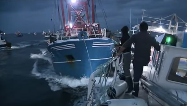Кадр из видео столкновения французских и британских рыбаков из-за спора за границы промысла в Ла-Манше - Sputnik Việt Nam
