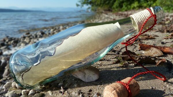 Бутылка с посланием, выброшенная на берег - Sputnik Việt Nam