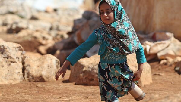 Cô gái Syria trong một trại tị nạn ở tỉnh Idlib. - Sputnik Việt Nam