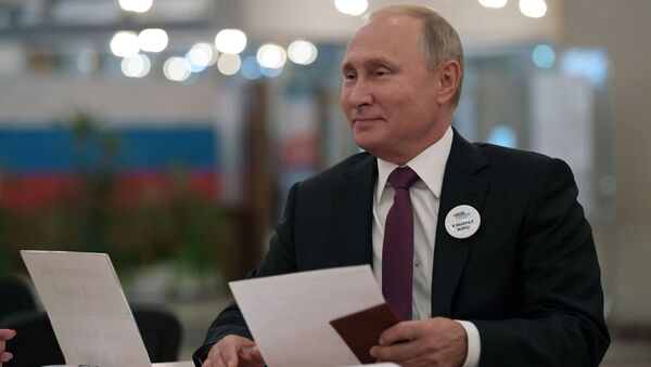 Tổng thống Nga Vladimir Putin đã tới điểm bầu cử để bỏ phiếu bầu thị trưởng thành phố Matxcơva - Sputnik Việt Nam