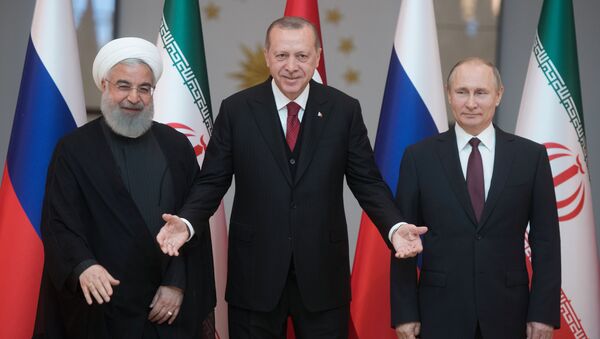 Tổng thống Nga Vladimir Putin, Tổng thống Iran Hasan Rukhani và Tổng thống Thổ Nhĩ Kỳ Recep Tayyip Erdogan tại một cuộc họp tại Tehran - Sputnik Việt Nam