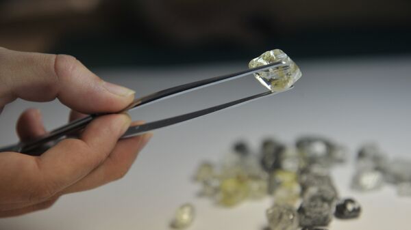 Lấp lánh kim cương Nga ở Hồng Kông: Tăng lượng mua gấp gần 20 lần