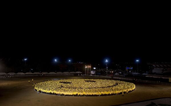 Ngày 30 tháng năm nay, 6000 người Philippines mặc áo sơ mi màu vàng và đen đã xếp hình thành một mặt cười và phá vỡ kỷ lục Qatar - Sputnik Việt Nam
