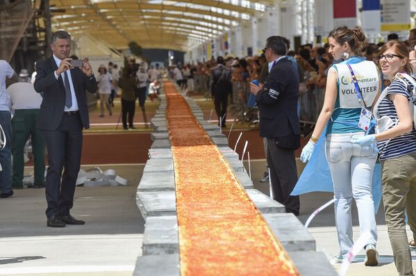 Chiếc bánh pizza lớn nhất thế giới có chiều dài 1.600 mét tại triển lãm Milan Expo 2015. - Sputnik Việt Nam
