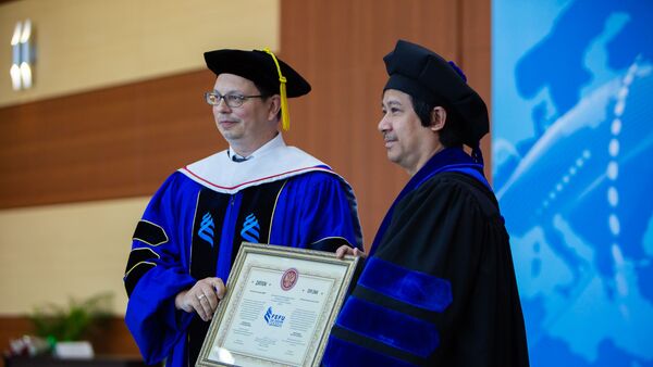 Ông Nguyễn Kim Sơn tại Đại học Liên bang Viễn Đông - Sputnik Việt Nam