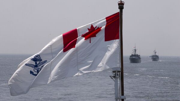 Cờ Hải quân Hoàng gia Canada bay trên tàu HMCS Kingston và HMCS Moncton trong cuộc diễn tập tại cảng New York, thứ tư, ngày 25 tháng 5 năm 2016 - Sputnik Việt Nam