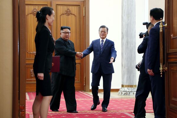 Chủ tịch Kim Jong-un và Tổng thống Hàn Quốc Moon Jae-in ký thỏa thuận chung tại Bình Nhưỡng - Sputnik Việt Nam