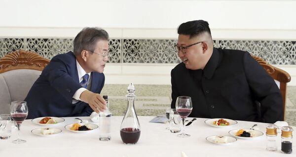 Tổng thống Hàn Quốc Moon Jae-in và lãnh đạo Triều Tiên Kim Jong-un tại nhà hàng Okruju-Gwan ở Bình Nhưỡng - Sputnik Việt Nam