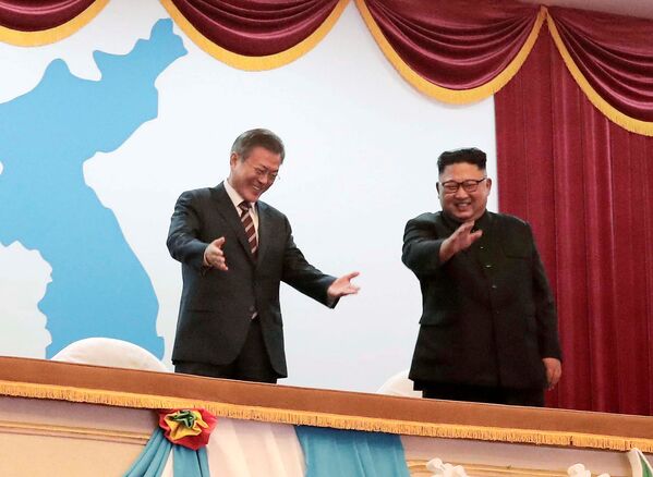 Chủ tịch Kim Jong-un và Tổng thống Hàn Quốc Moon Jae-in tại Nhà hát lớn Bình Nhưỡng, Bắc Triều Tiên - Sputnik Việt Nam