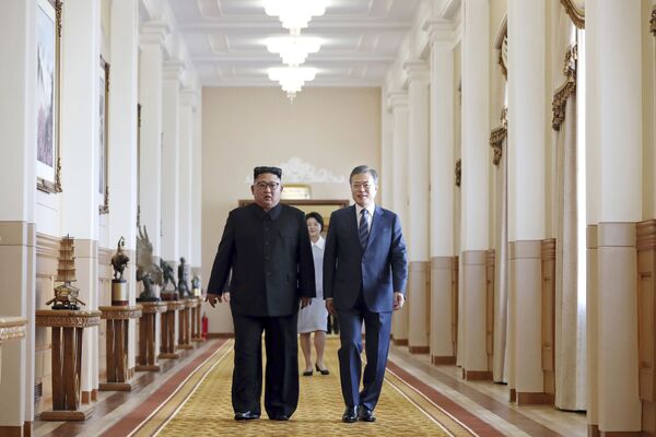 Lãnh đạo CHDCND Triều Tiên Kim Jong-un và Tổng thống Hàn Quốc Moon Jae-in ký thỏa thuận chung, Bình Nhưỡng - Sputnik Việt Nam