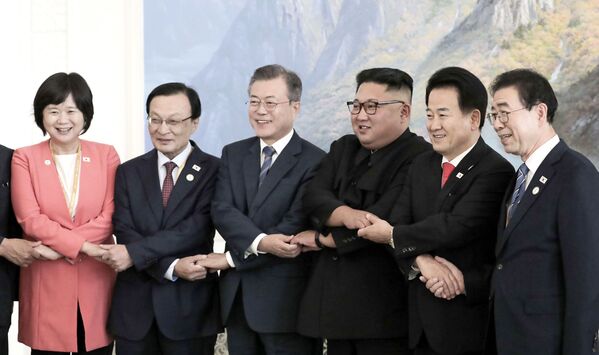 Lãnh đạo Bắc Triều Tiên Kim Jong-un và Tổng thống Hàn Quốc Moon Jae-in tạo dáng cho nhiếp ảnh gia ở Bình Nhưỡng - Sputnik Việt Nam