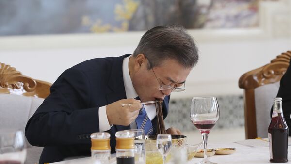 Tổng thống Hàn Quốc Moon Jae-in ăn món súp lạnh với mì kiều mạch tại nhà hàng Onnyugvan nổi tiếng ở Bình Nhưỡng - Sputnik Việt Nam