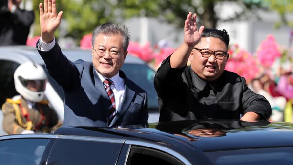 Lãnh đạo Bắc Triều Tiên và Hàn Quốc dạo qua Bình Nhưỡng trên xe limousine mui trần - Sputnik Việt Nam