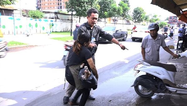 Người phụ nữ giằng lại thịt chó từ cơ quan chức năng - Sputnik Việt Nam