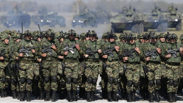 Солдаты Сербской армии на военном аэропорту близ Белграда - Sputnik Việt Nam