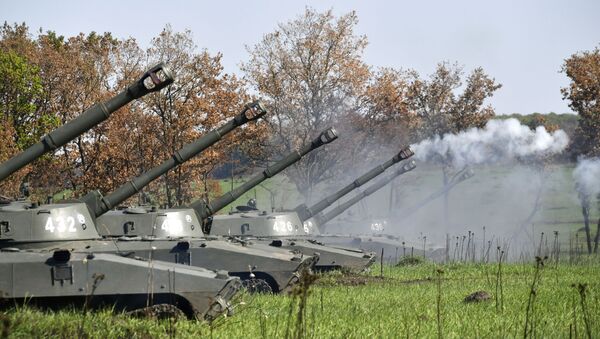 Самоходная артиллерийская установка Гвоздика во время тактических артиллерийских учений на полигоне Молькино в Краснодарском крае - Sputnik Việt Nam
