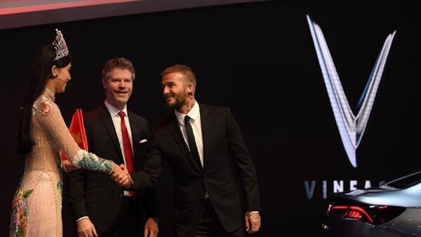 Hoa hậu Trần Tiểu Vy rạng rỡ, tự tin bắt tay David Beckham tại sự kiện ra mắt VinFast - Sputnik Việt Nam