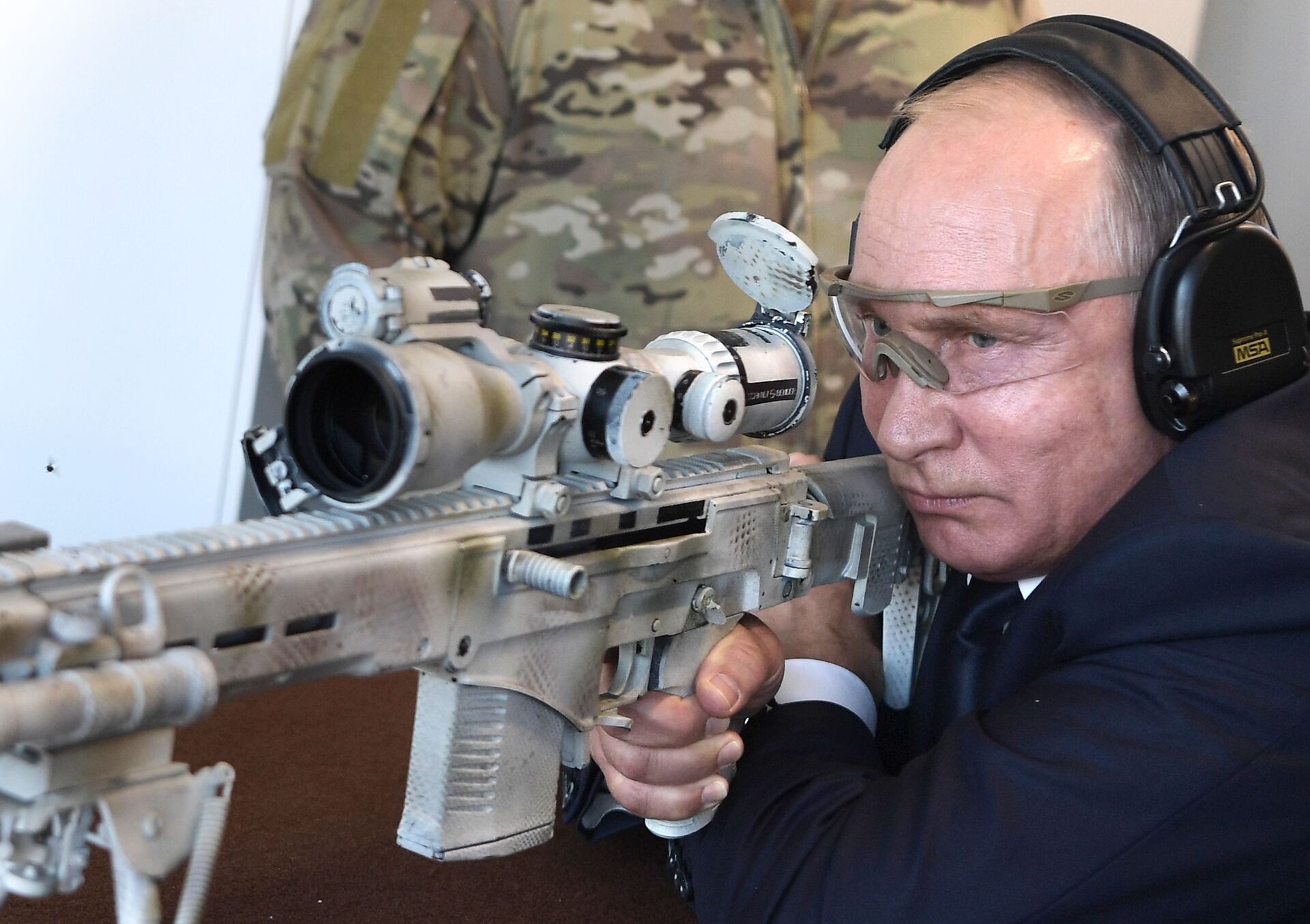 Tổng thống Nga Vladimir Putin thử súng trường bắn tỉa Chukavin khi đến thăm trung tâm bắn súng của Tập đoàn Kalashnikov trong công viên quân sự Patriot. - Sputnik Việt Nam, 1920, 15.10.2021