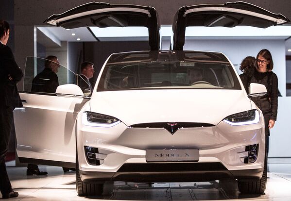 Giới thiệu mẫu xe mới TESLA Model X tại khai mạc triển lãm ô tô quốc tế Paris Motor Show - Sputnik Việt Nam