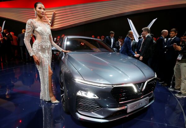 Giới thiệu xe hơi VinFast Lux A2.0 tại buổi khai mạc triển lãm ô tô quốc tế Paris Motor Show - Sputnik Việt Nam