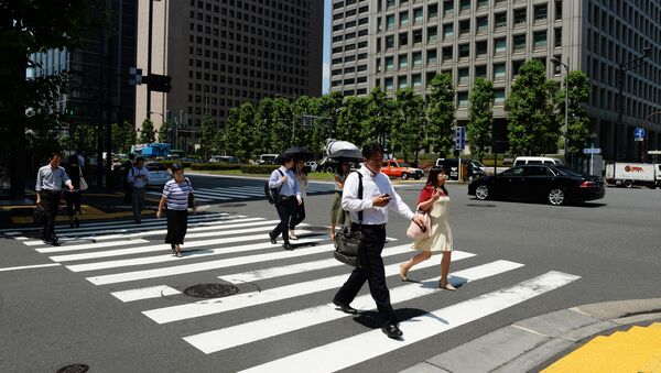 Жители Токио идут по пешеходному переходу - Sputnik Việt Nam