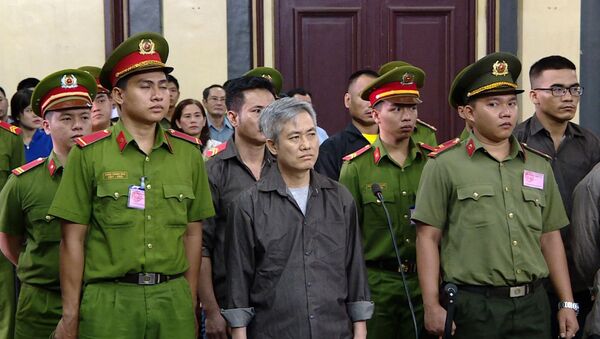 Bị cáo Lưu Văn Vịnh (ngoài cùng bên trái) cùng các đồng phạm tại phiên tòa - Sputnik Việt Nam