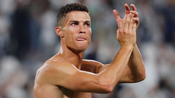 Soccer Football - Serie A - Juventus v Napoli - Allianz Stadium, Turin, Italy - September 29, 2018 Juventus' Cristiano Ronaldo applauds fans after the match - Sputnik Việt Nam