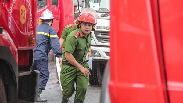 Lính cứu hỏa cùng nhiều lực lượng khác được huy động đến hiện trường vụ cháy. - Sputnik Việt Nam