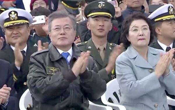 Tổng thống Hàn Quốc Moon Jae-in và phu nhân tại lễ duyệt binh - Sputnik Việt Nam