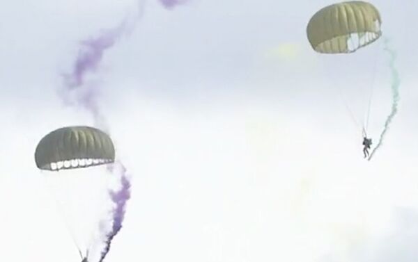 Lực lượng Không quân Hàn Quốc biểu diễn nhảy dù trên biển - Sputnik Việt Nam