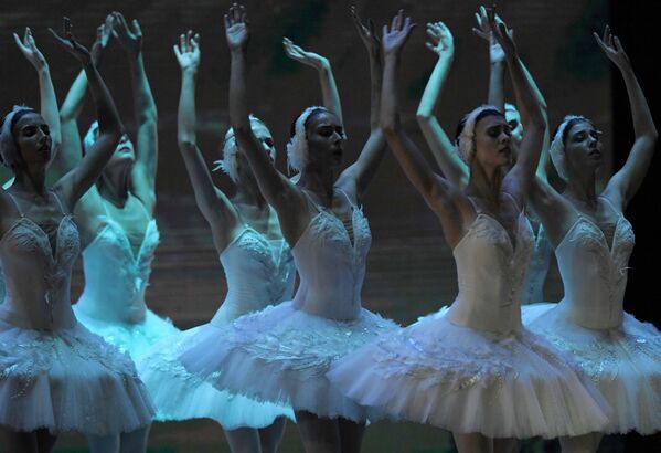 Các thành viên tham gia Đại vũ hội Những ngôi sao ba lê thế kỷ 21 trên sân khấu Cung điện Quốc gia Kremlin - Sputnik Việt Nam