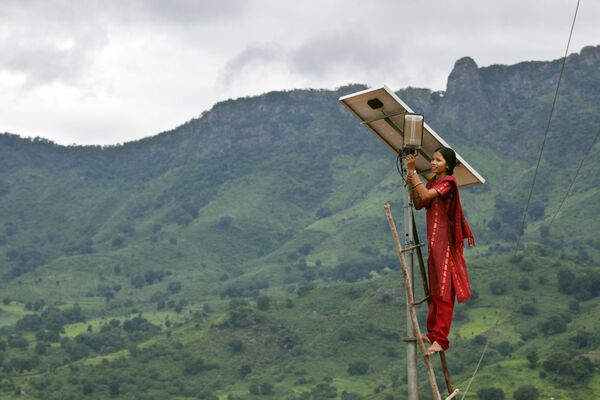 Cô gái trong quá trình sửa chữa những tấm pin mặt trời ở Ấn Độ - Sputnik Việt Nam