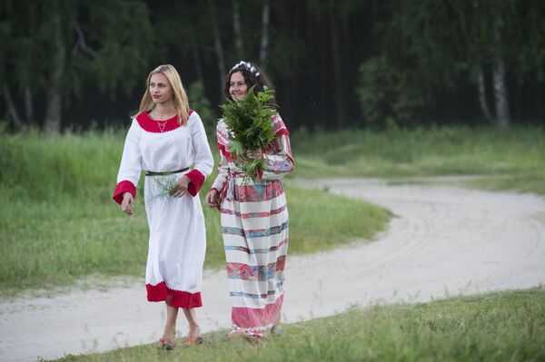 Những người tham gia lễ đón mừng mùa hè tại làng Okunevo, tỉnh Omsk - Sputnik Việt Nam