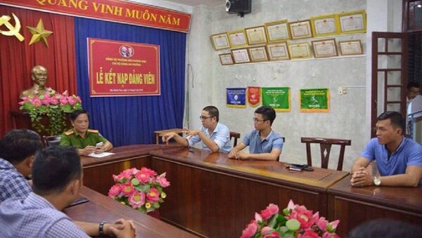 Phóng viên Thanh Ba cùng đồng nghiệp (bên phải) trình bày sự việc tại cơ quan công an - Sputnik Việt Nam
