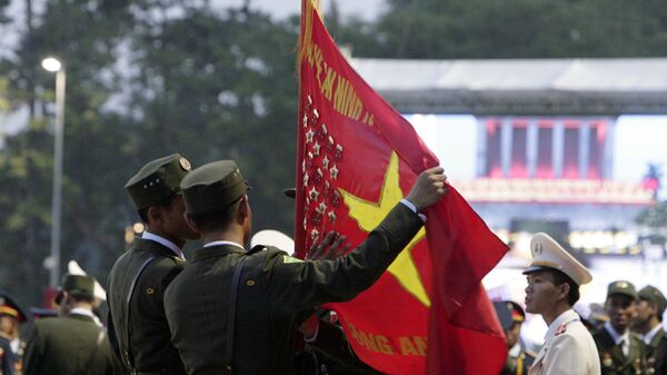 Hai cảnh sát cầm lá cờ Việt Nam tại cuộc duyệt binh kỷ niệm lần thứ 70 ngày Quốc khánh Việt Nam - Sputnik Việt Nam