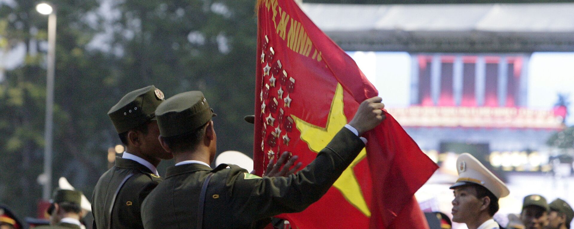 Hai cảnh sát cầm lá cờ Việt Nam tại cuộc duyệt binh kỷ niệm lần thứ 70 ngày Quốc khánh Việt Nam  - Sputnik Việt Nam, 1920, 26.07.2022