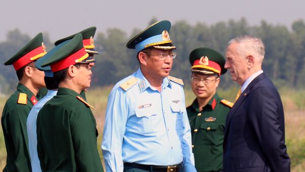 Ngài James Mattis, Bộ trưởng Bộ Quốc phòng Hoa Kỳ gặp gỡ cán bộ chiến sỹ tại sân bay Biên Hòa. - Sputnik Việt Nam
