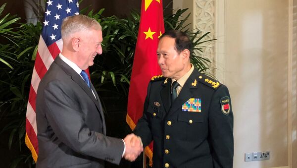 Bộ trưởng Quốc phòng Hoa Kỳ James Mattis và Bộ trưởng Quốc phòng Trung Quốc, Wei Fenhe tại Singapore - Sputnik Việt Nam